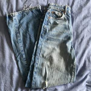 Jättecoola blå jeans från Gina med hål i. Strl 32! 💓☺️