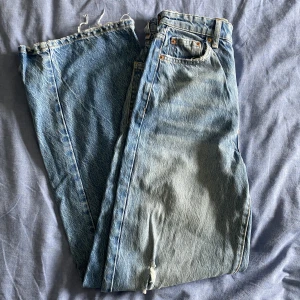 Blå jeans  - Jättecoola blå jeans från Gina med hål i. Strl 32! 💓☺️