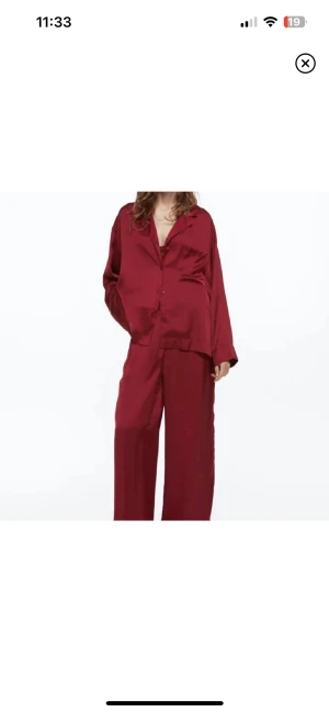 Satinpyjamas - Superfin pyjamas från h&m. Använd max tre gånger så den är jättefin i skicket. Storlek xs💕