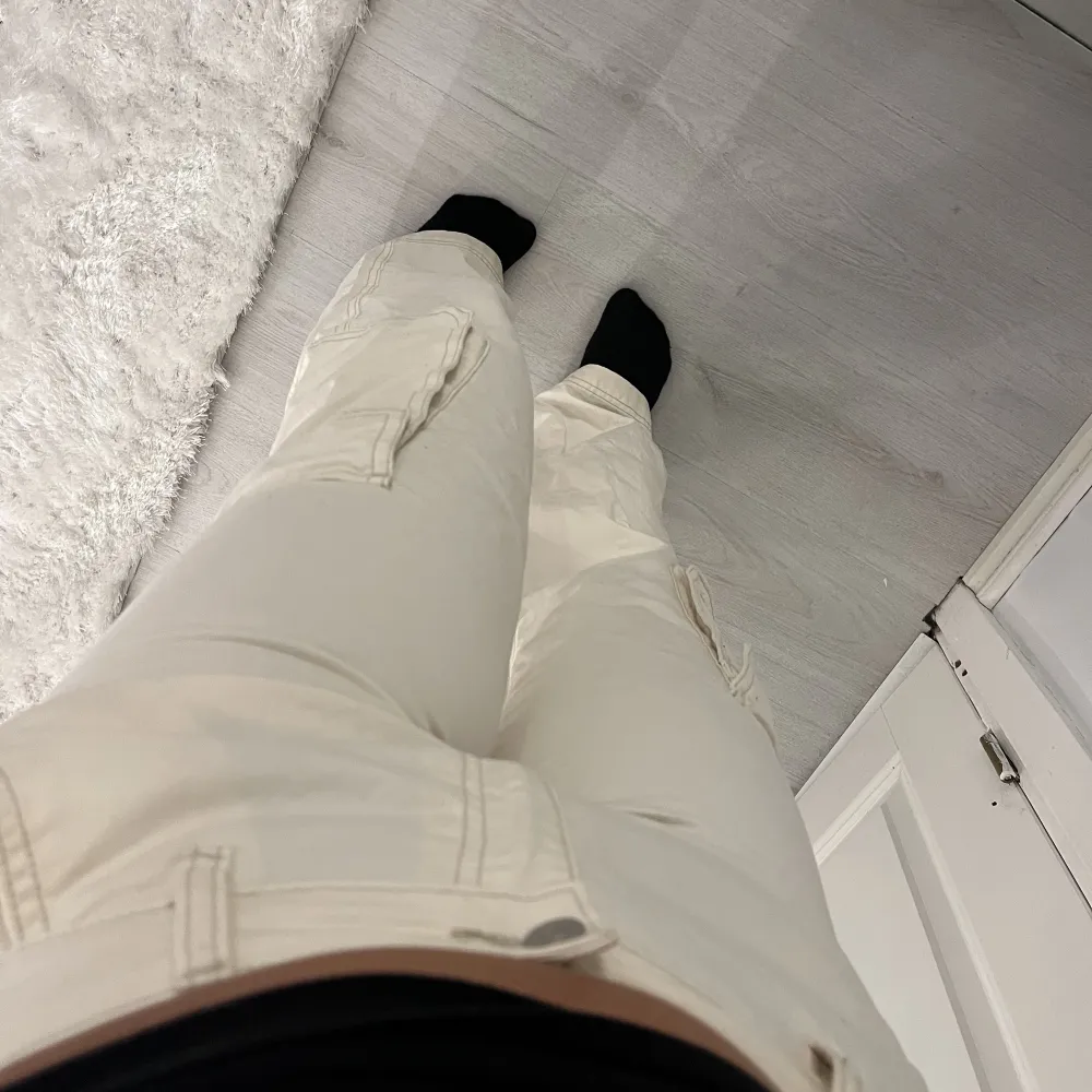 Super fina low waist cargo byxor i chreme vit färg från Gina Tricot. I väldigt fint skick, nypris 499kr. Jeans & Byxor.