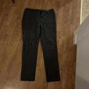 Kostymbyxor - Gråa kostymbyxor, kommer inte till användning!! 150kr+frakt