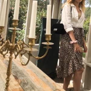 Säljer min leopardmönstrade omlott kjol med volang. Super härligt plagg till varma dagar🤎köpt för 400kr säljer för 100+ frakt  