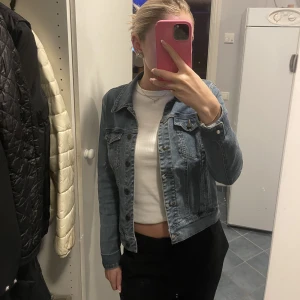 jeans jacka  - från vero moda, knappt använd