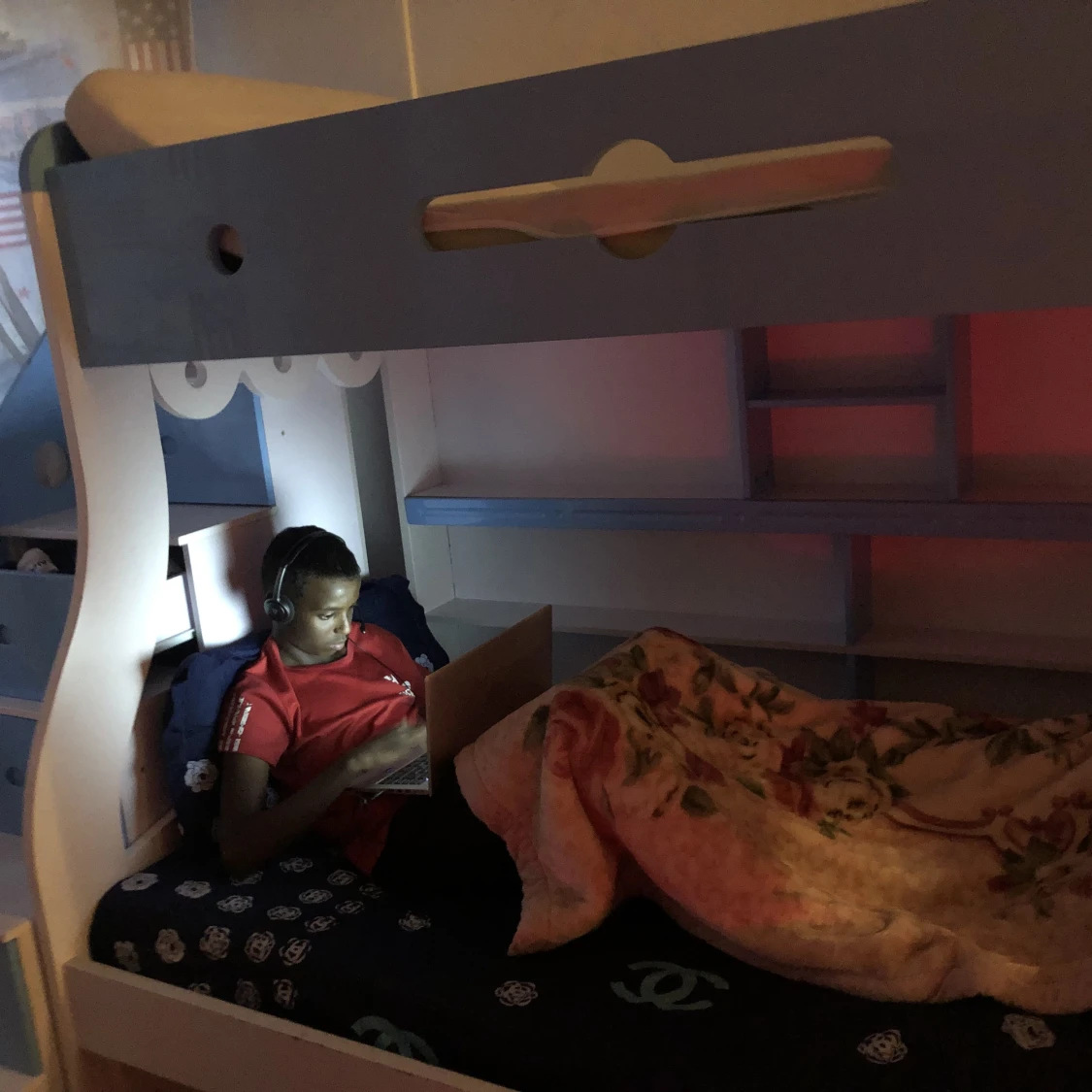 Stolar, våningssäng och ett bord - 91