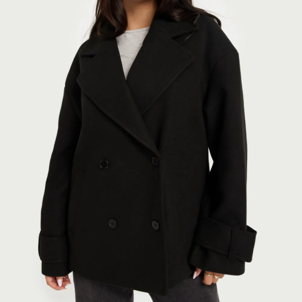 Säljer min jacka jag köpte på nelly för inte så länge sedan, den är slutsåld och orginal pris 699kr, den är knappt använd💕💕  (559kr+frakt). Jackor.