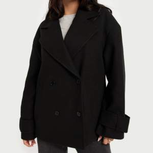 Säljer min jacka jag köpte på nelly för inte så länge sedan, den är slutsåld och orginal pris 699kr, den är knappt använd💕💕  (559kr+frakt)