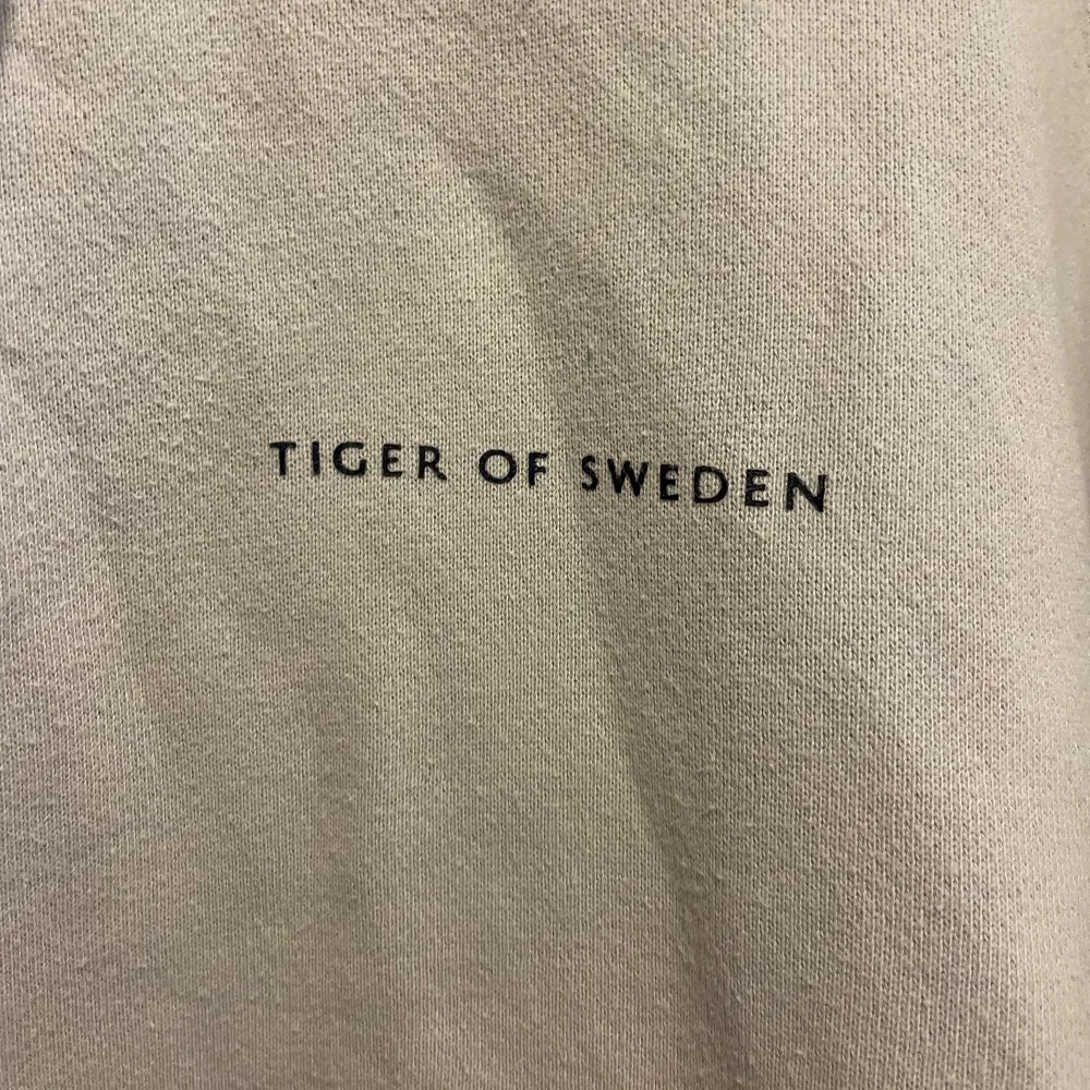 Najs hoodie från tiger of Sweden i storlek medium. . Hoodies.
