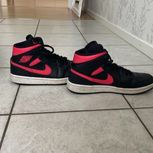 Air jordans mid 2021 release  - Haft sen 2021 använda typ 10ggr. Vill inte ha kvar de, så priset kan diskuteras, lite creasade