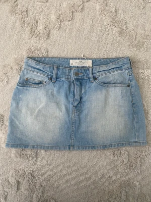 Jeanskjol - Jättefin jeanskjol som tyvärr är för stor för mig. Midjemått (mätt rakt över): 40 cm. Bra skick!