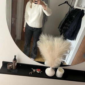 Low waist jeans - Säljer då jag har för många jeans och behövde därav rensa ut några. Kommer inte till så stor använding längre och är inte använd så månha gånger. Helt som nya och inga defekter. Färgen är mörkgrå/wahsed black