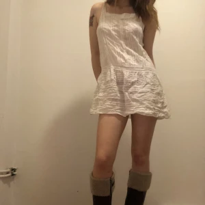 Vit klänning  - Super söt liten sommar klänning perfekt för student, skolavslutningen eller en utekväll 🐁⭐️