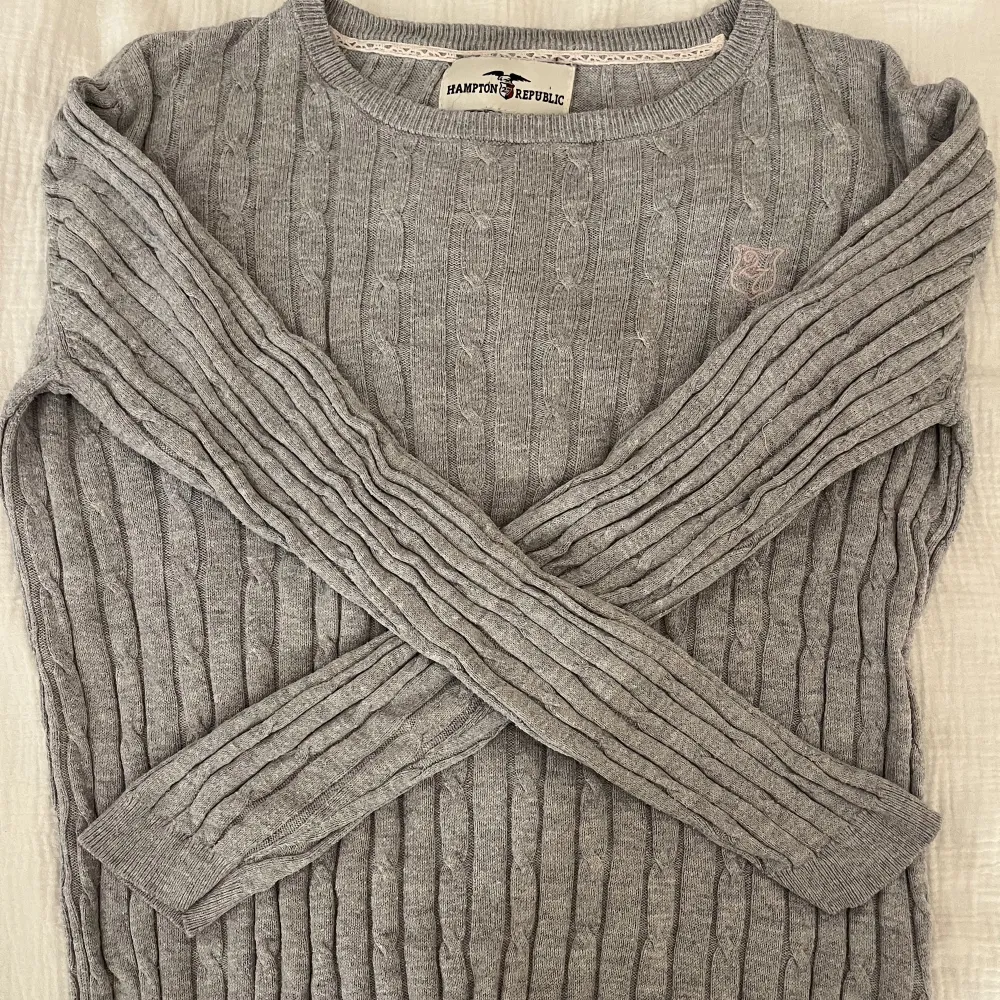 Jättefin ljusgrå ribbad stickad tröja! Perfekt nu till hösten🍂 Säljer då den inte kommer till användning 💋Sitter som en xs/s. Stickat.