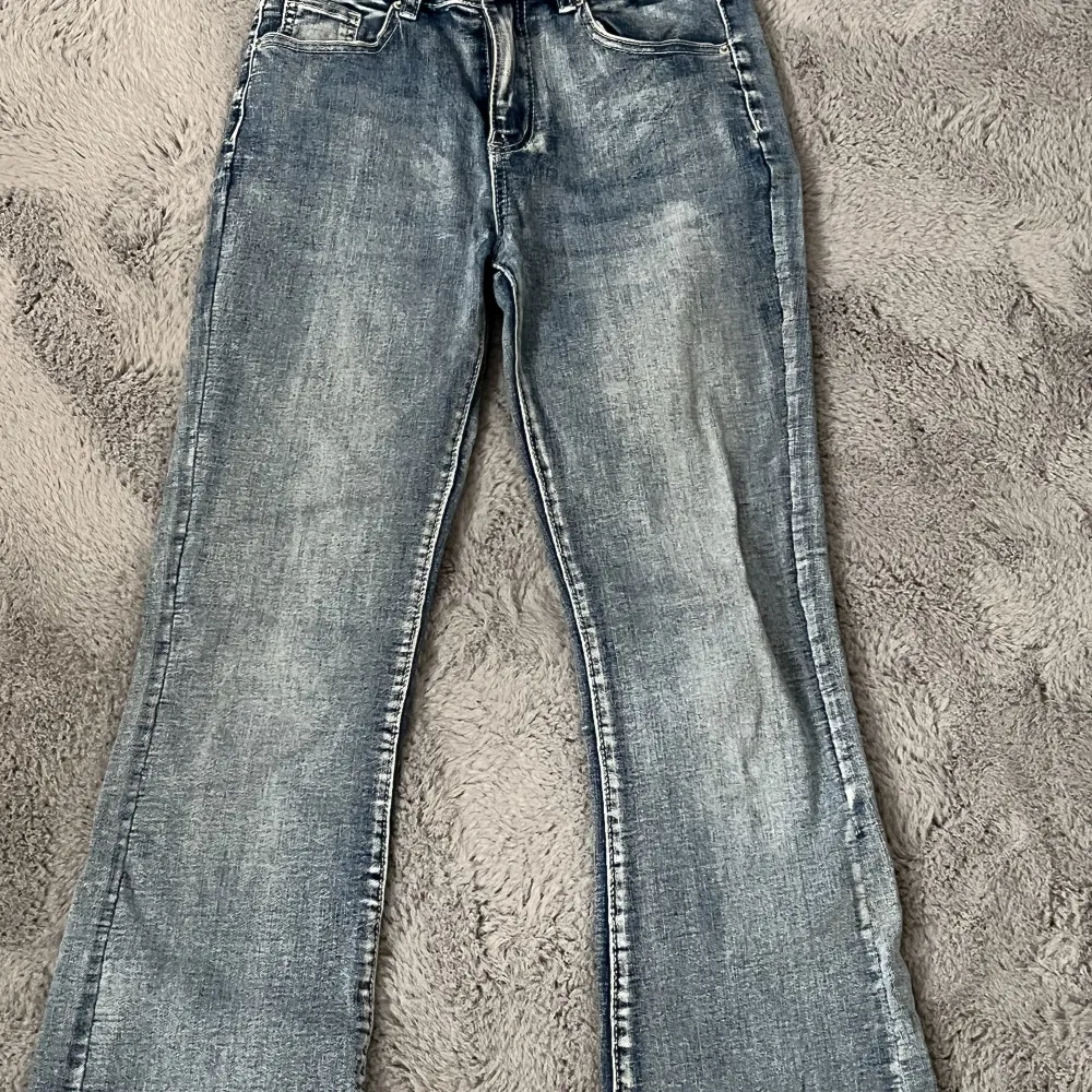 Mid waist jeans från shein, därmed priset. Super fina och sköna.. Jeans & Byxor.