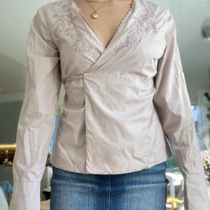 Stockholm LM blus - Figursydd skjorta/ blus med broderi. Fint skick