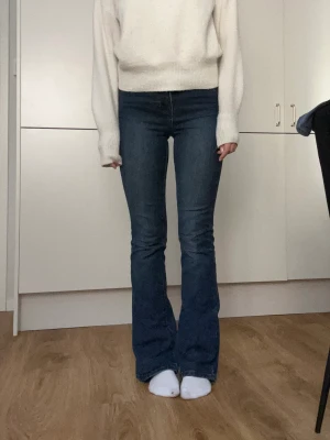 bootcut jeans - ett par blåa högmidjade bootcut jeans. knappt använda och är i bra skick. jag är 160 och de är bra i längden