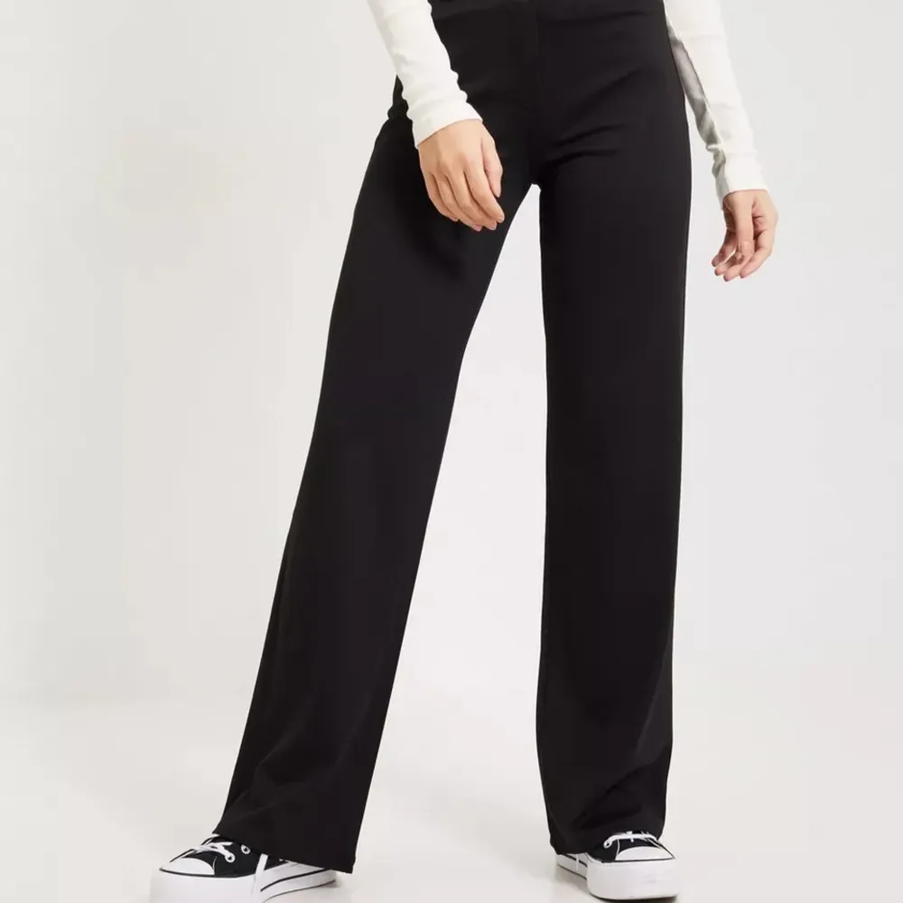 Low waist-midwaist kostymbyxor. Använd ca 5 gånger, så helt i nyskick. Ny pris 499kr, mitt pris 350kr. Jeans & Byxor.
