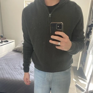 GRÖN HALF-ZIP TRÖJA - Säljer denna snygga stickade half-zip tröjan. Knappt använd - kommer passa perfekt nu till hösten!