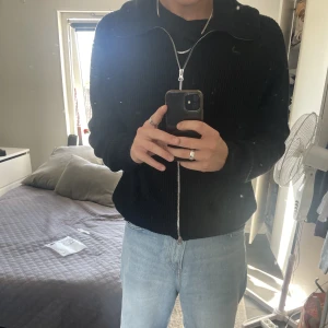 Zara full-zip/zip-up tröja - Säljer denna sjukt snygga tröjan från zara. den är knappt använd, passar perfekt nu till hösten!!   den är i storlek L, passar M!