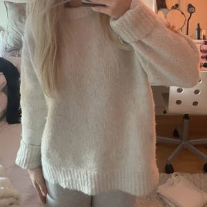 Stickad tröja  - Säljer denna superfina vita stickade tröja från Zara! Perfekt nu till hösten och vintern🥰Bra kvalitet, endast använd ett fåtal gånger! Kan mötas upp i Sthlm🫶