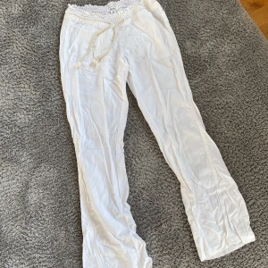 Roxy linnebyxor  - vita linnebyxor från Roxy som jag använt 2gånger, tycker de är lite för korta för mig som är 1,66cm. Men de är jättefina och inte genomskinliga alls! De är även lågmidjade!