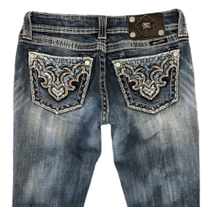 Miss me - Miss me jeans som är lowwaist och bootcut! De är i fint skick utan fläckar❤️Midjemåttet är 38cm tvärs över och innerbenslängden är 80cm. Jag är 168cm! Tryck gärna på köp nu ❤️❤️