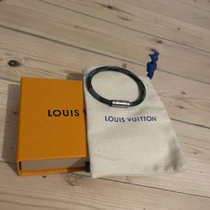 Säljer mitt Louis Vuitton armband som även denna är köpt i Paris i somras. Riktigt stilrent och snyggt. Priset är inte hugget i sten. Skriv dm för fler bilder