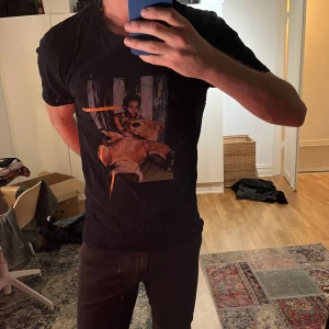 RH45 — Italiensk t-shirt  - Dyk ner i den italienska lyxlivet med denna t-shirt från RH45. Inhandlad hos W19 i Göteborg. Trots ett XS på lappen, bjuder dess oversized design på en perfekt passform för oss i medium. Nypris? En inte så blygsam 2500kr. Ett riktigt kap för mode