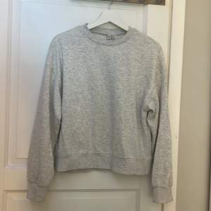 Sweatshirt från h&m, säljer lika dan i svart, stl:xs, present som inte kom till användning. Köpare står för frakt, mycket bra skick 💕