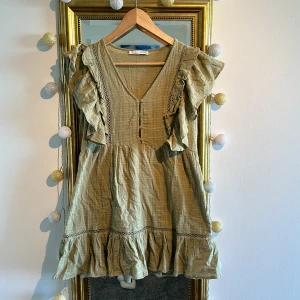 Pull and bear klänning s 😍 - Sötaste klänningen som jag fått så många frågor om var den är ifrån. Den är från pull and bear köpt 2021. Superbra skick, inga defekter. Storlek s. 👏🏼 försten till kvarn, klicka på köp nu så är den din 🤍