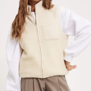 Teddy väst  - Teddy väst i fint skick. Slutsåld. Storlek XL men liten i storleken så passar M 