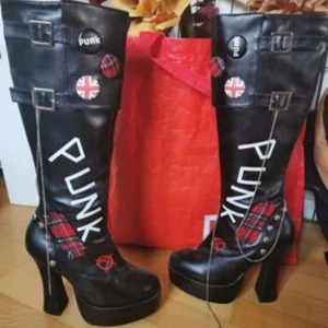 Högklackade skor - Köpta på sko uno i stockholm. Endast använda två gånger. Storlek 37