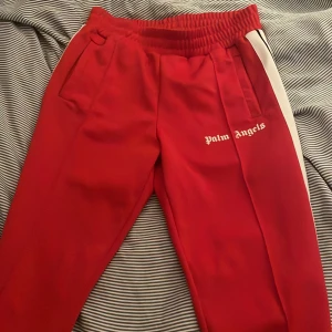 Palm angels byxor - Tja säljer mina Palm angels byxor i storlek L. Köpte dom för ett år sedan ca för 4500 kr på Farfetch. Säljer dom för att dom aldrig används, kan gå ner i pris