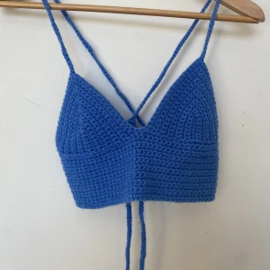 Hemmavirkad topp - Handvirkad blå topp. Med snörning i ryggen som gör den justerbar. Passar till dom med mindre kup storlek.