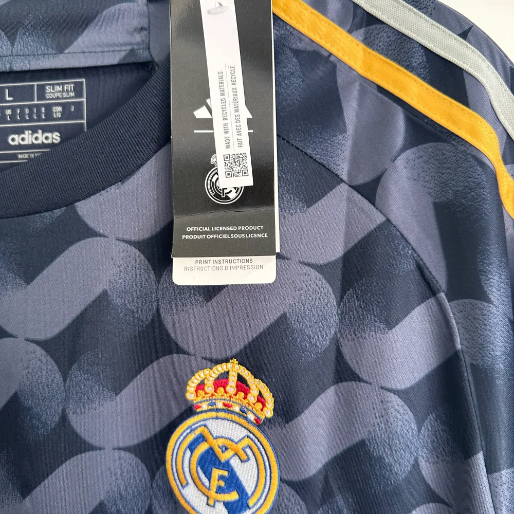 Säljer en ny Real Madrid bortatröja 23/24 i storlek L.  . T-shirts.