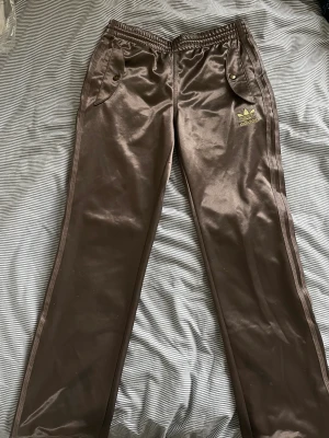 Bruna adidas byxor - Så snygga byxor. Liten defekt på baksidan (se sista bilden)💕