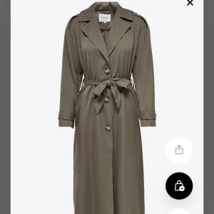 Trenchcoat stlr S - En fin övergångs trenchcoat. Aldrig använd, helt ny med prislapp kvar. Storlek S, M kan även använda den beroende på hur man önskar att den ska sitta. Färg Walnut