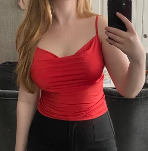 Rött linne | Bik Bok - Ett super fint rött linne med en speciell u-ringning. Köpt från Bikbok, endast använd 1 gång. Den är i storlek XS, men passar mig som har S vanligtvis. Använd 1 gång, i nytt skick.