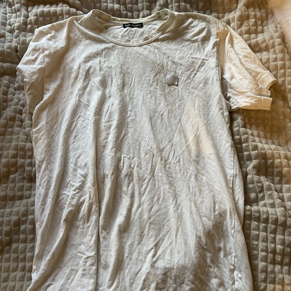 Svarta tröjan från Comme des Garcons, i stolrke L men kan passa S, 600kr . Vit/beige t-shirt trån Acne Studios S, 220kr . T-shirts.