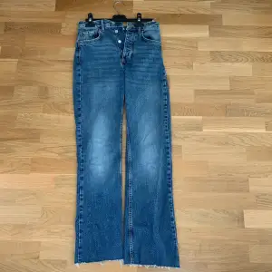 Blåa jeans ifrån bik bok i storlek 26 längd 32