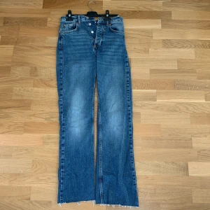 Jeans  - Blåa jeans ifrån bik bok i storlek 26 längd 32