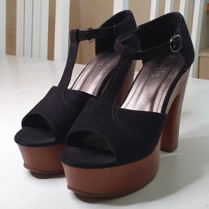 Klackar - Nästan helt nya och anvönda en gång Säljer dessa åt min syster som köpt två olika strl men "38an" är som en 36 2/3 då man är lite större i högra foten så funkade de bättre. 12/4 cm platå.