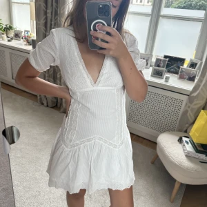 Vit Klänning  - Säljer denna klänning som aldrig är använd från zara! Så snygg💗💕