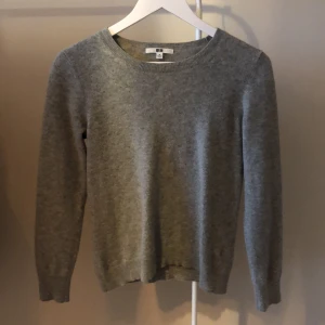 Grå tröja - Säljer denna gråa tjocktröja då den har blivit för liten för mig! Är en storlek m men skulle säga att den passar mer en xs eller s!💕