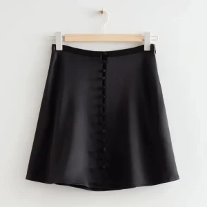 Svart kjol - Så fin svart kjol från & Other Stories med knappar framtill. Använd en gång men tyvärr lite för stor, så superfint skick ☺️