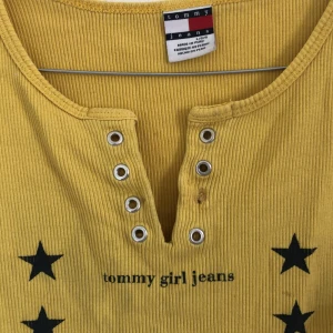 Tommy jeans  - Medium linne med tydliga slitage  Unik