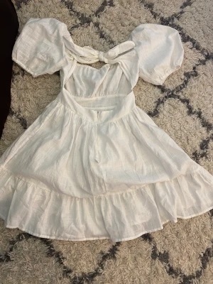 Vit klänning  - En fin vit klänning till sommaren. Passar precis i storlek. Skulle kunna passa en med S också.  50kr +frakt  Köptes för 229kr