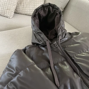 Dunjacka - Dunjacka från HM. Nypris 789kr. Köparen står för frakten, pris kan diskuteras.