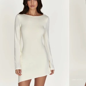 Klänning från meshki  - En vit klänning från meshki som passar perfekt till studenten!! Storlek xs 700kr+frakt