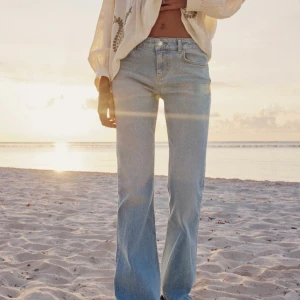 Flare jeans - Säljer dessa slutsålda flare jeans från zara i strl 34 då de inte riktigt sitter som jag vill. De är aldrig använda! Tryck inte på köpknappen utan skriv till mig istället!