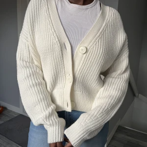 Stickad kofta - Vit stickad kofta, perfekt inför sommaren! ☀️😍